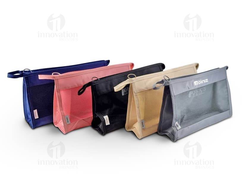 Nécessaire organizadora de poliéster: praticidade e elegância para seus brindes corporativos. Ideal para armazenar documentos e acessórios com segurança.