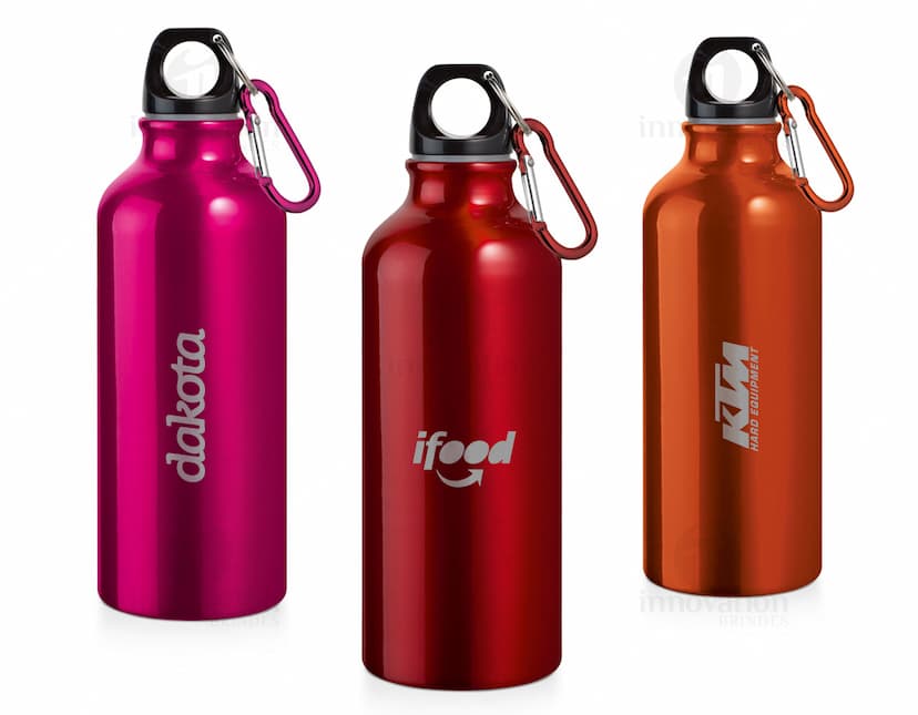Squeeze alumínio mosquetão 500 ml em fundo branco.