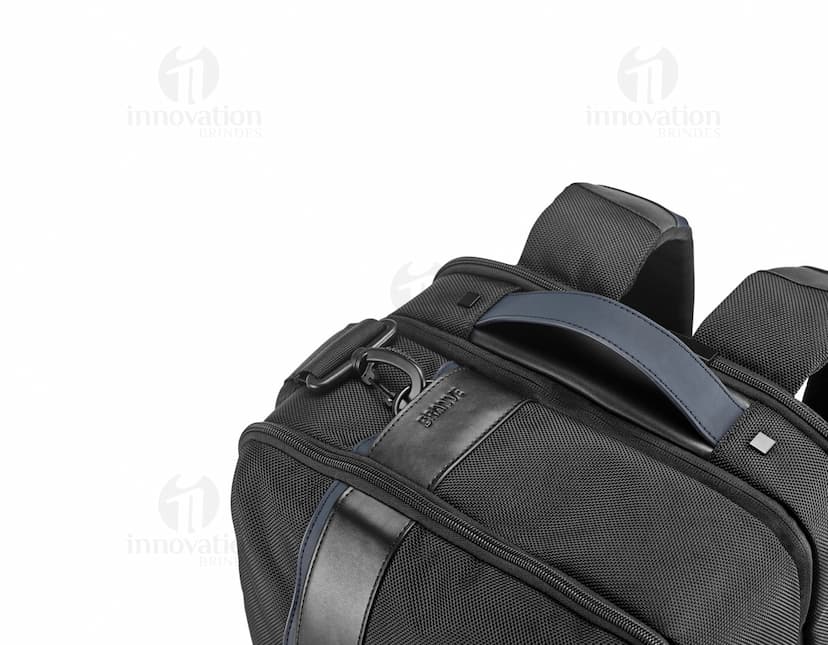 Mochila de couro preta moderna para negócios e estilo pessoal. Ideal para profissionais elegantes em viagens ou reuniões. Organize seu equipamento com elegância e praticidade. Adquira já a sua!