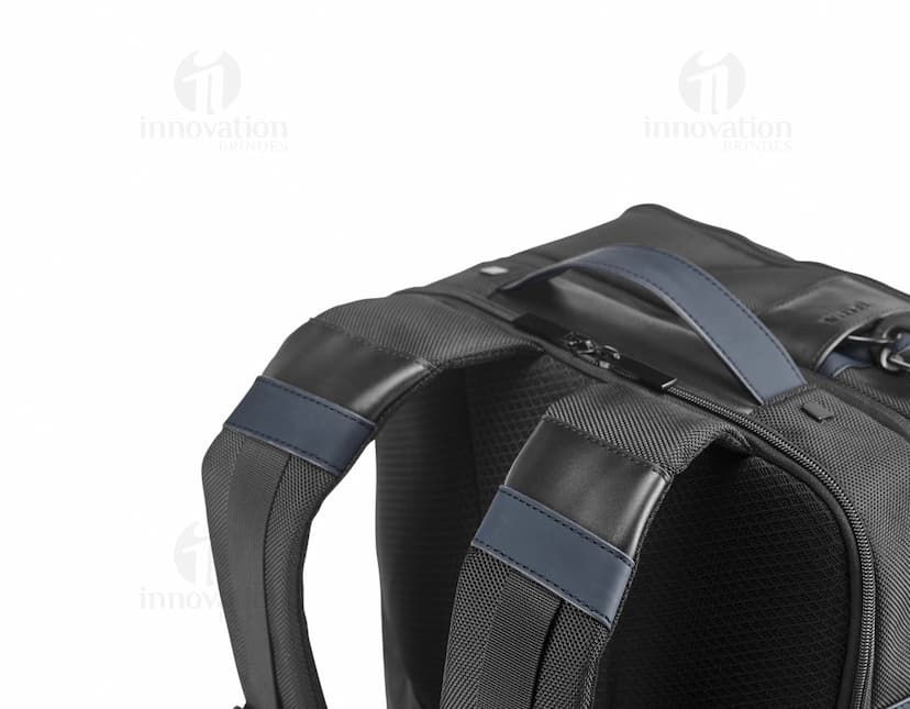Mochila de couro preta para negócios e viagens. Acessório elegante e moderno para o homem de sucesso. Ideal para armazenar seus objetos pessoais com estilo e praticidade. Adquira já e esteja sempre preparado!