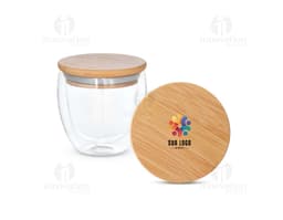 Copo de vidro transparente com capacidade de 250ml.