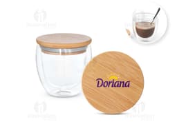 Copo de vidro transparente com capacidade de 250ml.