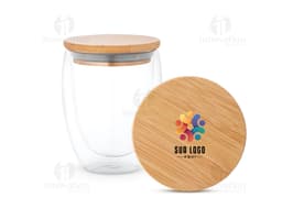 Copo em vidro isotérmico transparente com tampa de metal e base de silicone.