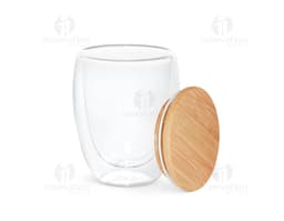 Copo em vidro isotérmico transparente com tampa de metal e base de silicone.