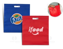 Sacola de papel decorada com diversos elementos de celebração como corações, fitas, laços e mensagens de amor. Em tons de