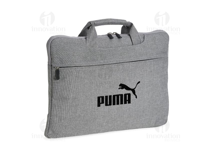 Bolsa para notebook 15,6" em couro preto, com alça transversal, zíper, bolsos e design moderno. Ideal para armazenar seus pertences com estilo e elegância enquanto viaja ou trabalha.