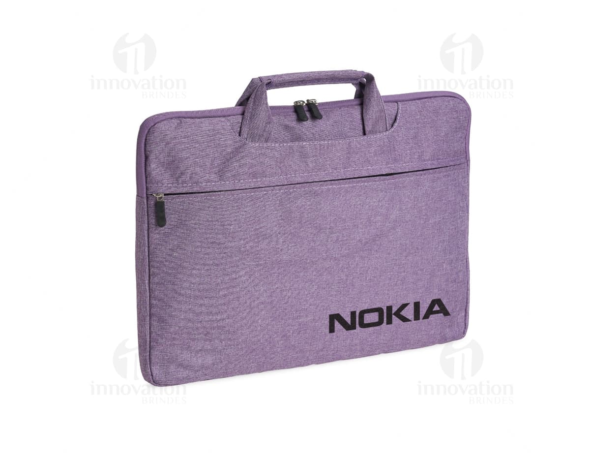 Bolsa para notebook 15,6" em couro preto, com alça transversal, zíper, bolsos e design moderno. Ideal para armazenar seus pertences com estilo e elegância enquanto viaja ou trabalha.