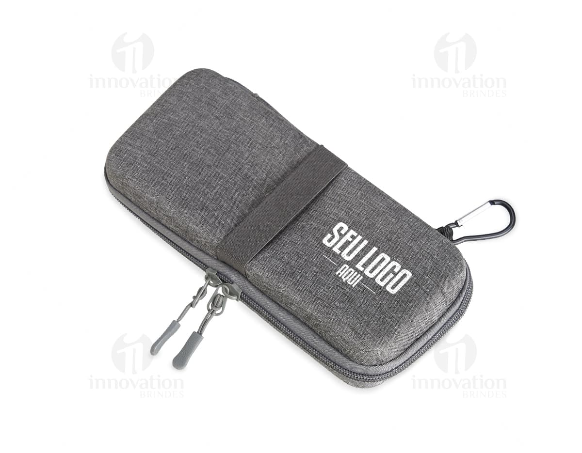 Estojo de couro marrom para guardar seus acessórios eletrônicos com segurança. Mantenha seus dispositivos e cabos organizados e protegidos. Ideal para viagens e uso diário. Adquira já o seu! #estojo #organizador #acessórioseletrônicos #viagem