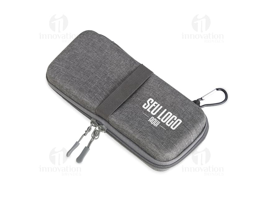 Estojo de couro marrom para guardar seus acessórios eletrônicos com segurança. Mantenha seus dispositivos e cabos organizados e protegidos. Ideal para viagens e uso diário. Adquira já o seu! #estojo #organizador #acessórioseletrônicos #viagem