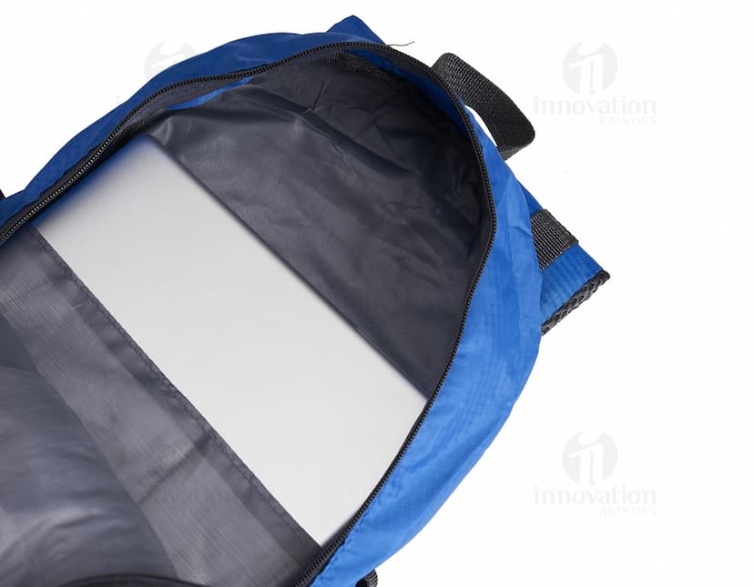 Mochila de Nylon 28L - Perfeita para suas aventuras de viagem, esta mochila de nylon de alta qualidade combina estilo, praticidade e durabilidade. Com 28 litros de capacidade, é ideal para guardar seus pertences com segurança. Adquira já a sua e esteja preparado para qualquer jornada!
