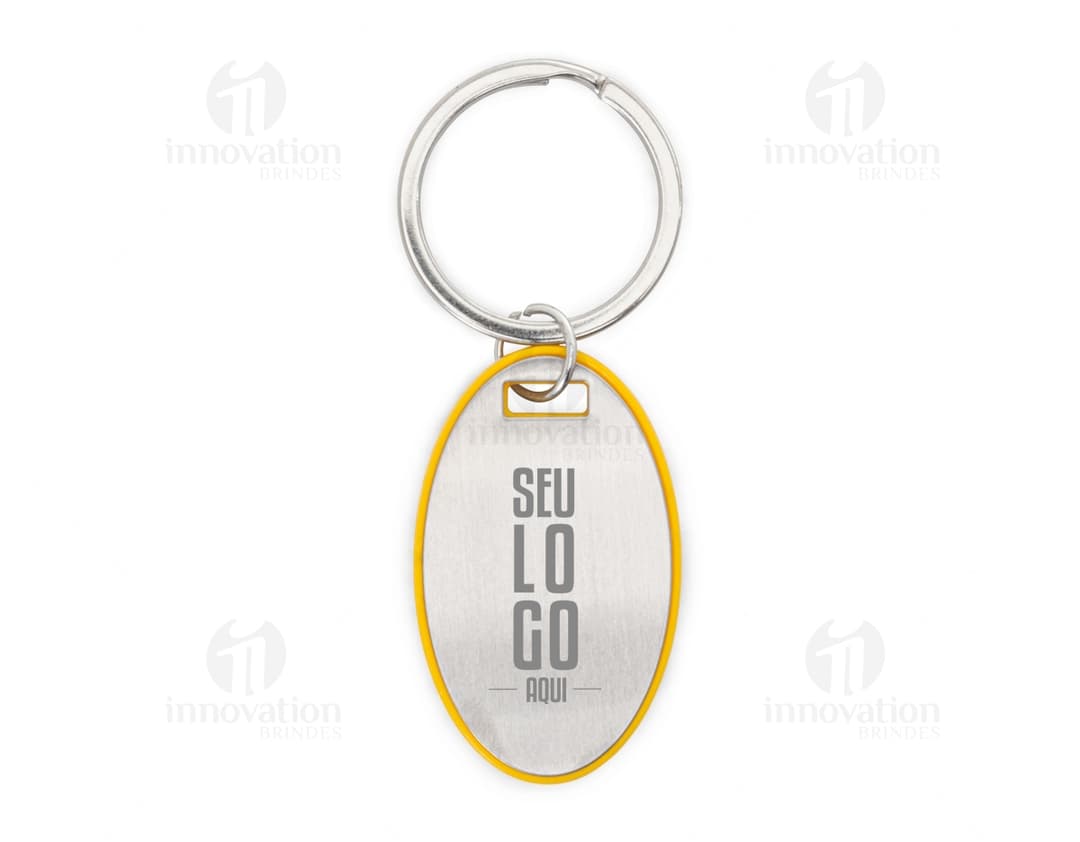 Chaveiro de metal prateado com compasso magnético e anel de coração. Acessório de moda perfeito para apaixonados por viagens