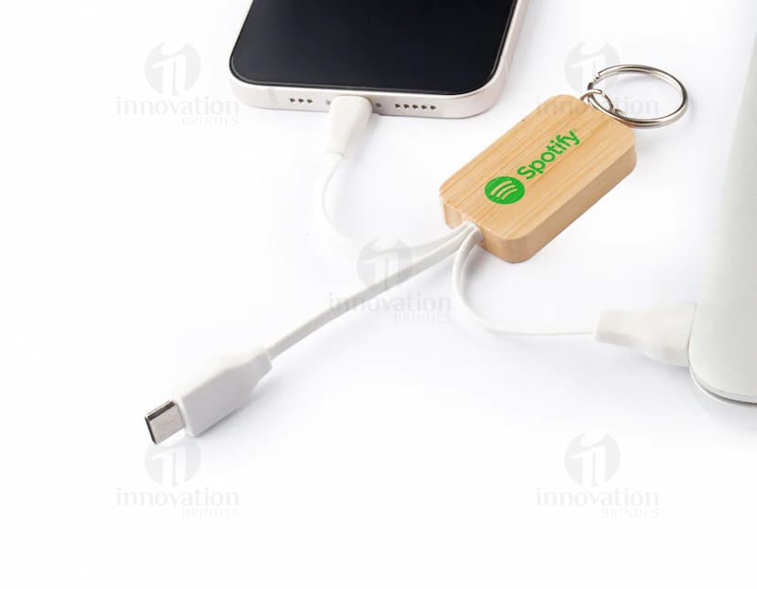 Chaveiro com cabo USB - Conecte-se ao futuro com praticidade e estilo! Este chaveiro é mais do que um acessório, é uma solução tecnológica em suas mãos. Compatível com diversos dispositivos, mantenha seus dispositivos sempre carregados e prontos para uso. Nunca mais fique sem bateria, tenha sempre seu cabo USB à mão. Tenha tudo o que precisa para estar sempre conectado em um único produto! Ideal para uso pessoal ou presentear alguém especial. Garanta já o seu!