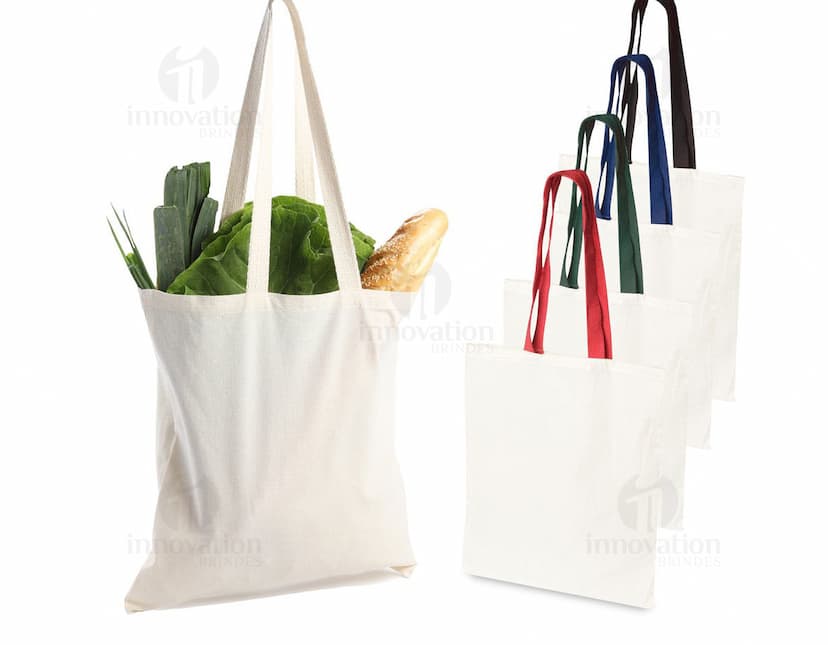 Sacola de Algodão Cru em um ambiente de loja com diversos itens como sacola, modem, container, papel, cadeado, equipamento eletrônico, cadeado, etiqueta, presente, pacote, caixa, entre outros objetos de venda e comércio.