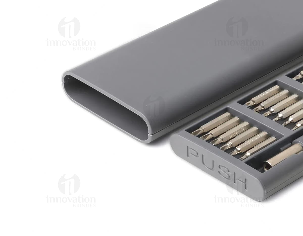 Kit Ferramentas em uma imagem 3D de equipamentos eletrônicos modernos, incluindo laptop, scanner, telefone celular, teclado, mouse, disco rígido, impressora, e outros dispositivos de tecnologia. O kit possui diversas ferramentas de comunicação, armazenamento de dados e trabalho, como cabo, modem, plug, e detector, em tons de preto, prata e metal. Ideal para uso em escritórios, negócios e estudos.