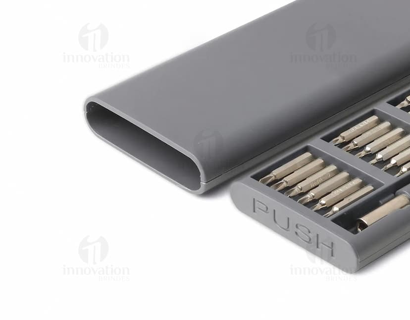 Kit Ferramentas em uma imagem 3D de equipamentos eletrônicos modernos, incluindo laptop, scanner, telefone celular, teclado, mouse, disco rígido, impressora, e outros dispositivos de tecnologia. O kit possui diversas ferramentas de comunicação, armazenamento de dados e trabalho, como cabo, modem, plug, e detector, em tons de preto, prata e metal. Ideal para uso em escritórios, negócios e estudos.