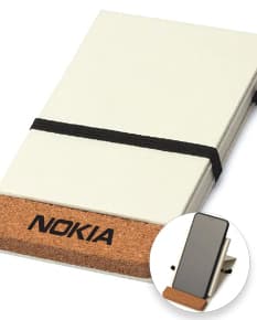 Bloco notas capa dura reciclado em um dispositivo eletrônico com teclado preto aberto. Páginas em branco, com notas e informações escritas. Objeto de tecnologia com drive externo e livro ao lado. Além disso, há um design 3D em um monitor moderno.