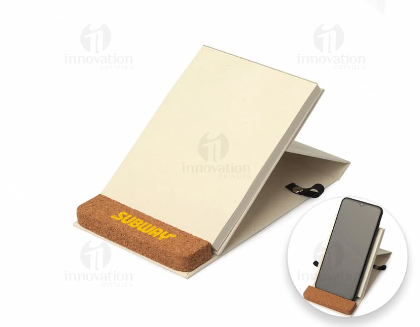 Bloco notas capa dura reciclado em um dispositivo eletrônico com teclado preto aberto. Páginas em branco, com notas e informações escritas. Objeto de tecnologia com drive externo e livro ao lado. Além disso, há um design 3D em um monitor moderno.