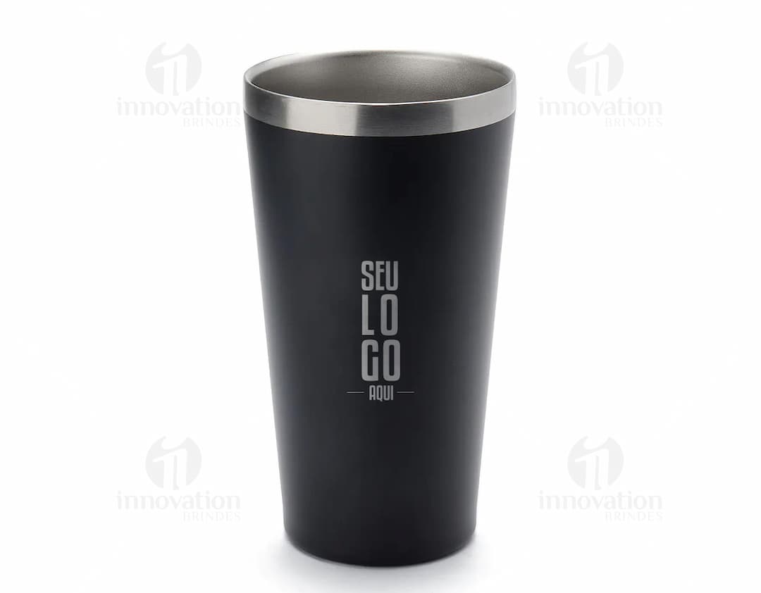 Copo térmico em inox com capacidade de 500ml e parede dupla, ideal para manter a temperatura de bebidas quentes ou frias por mais tempo. O produto é resistente e possui design elegante em prata, perfeito para uso doméstico ou em viagens.