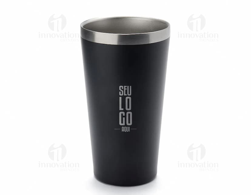 Copo térmico em inox com capacidade de 500ml e parede dupla, ideal para manter a temperatura de bebidas quentes ou frias por mais tempo. O produto é resistente e possui design elegante em prata, perfeito para uso doméstico ou em viagens.