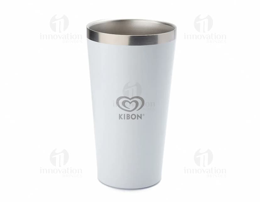 Copo térmico em inox com capacidade de 500ml e parede dupla, ideal para manter a temperatura de bebidas quentes ou frias por mais tempo. O produto é resistente e possui design elegante em prata, perfeito para uso doméstico ou em viagens.