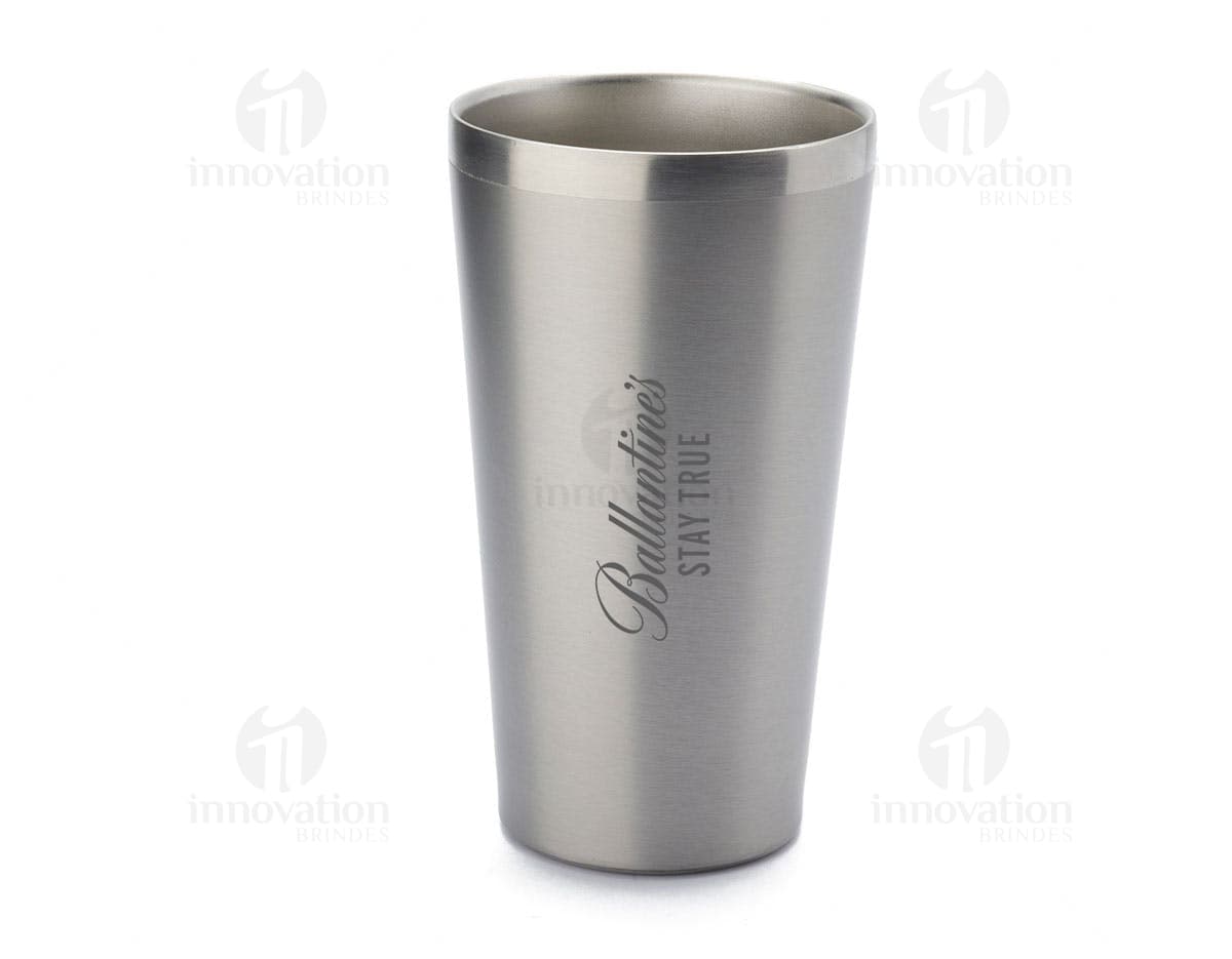Copo térmico em inox com capacidade de 500ml e parede dupla, ideal para manter a temperatura de bebidas quentes ou frias por mais tempo. O produto é resistente e possui design elegante em prata, perfeito para uso doméstico ou em viagens.