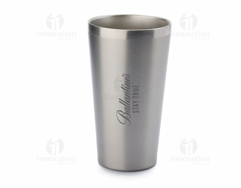 Copo térmico em inox com capacidade de 500ml e parede dupla, ideal para manter a temperatura de bebidas quentes ou frias por mais tempo. O produto é resistente e possui design elegante em prata, perfeito para uso doméstico ou em viagens.