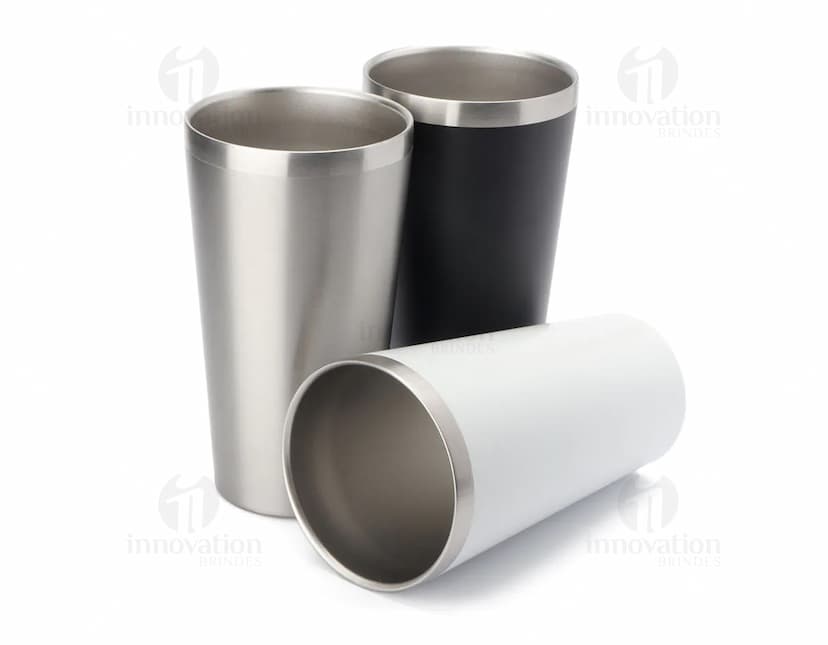 Copo térmico em inox com capacidade de 500ml e parede dupla, ideal para manter a temperatura de bebidas quentes ou frias por mais tempo. O produto é resistente e possui design elegante em prata, perfeito para uso doméstico ou em viagens.