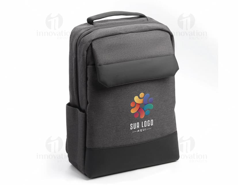 Mochila preta de poliéster para notebook de 15 polegadas, com alças de couro, fecho com zíper, bolsos e espaço para armazenar equipamentos de negócios.
