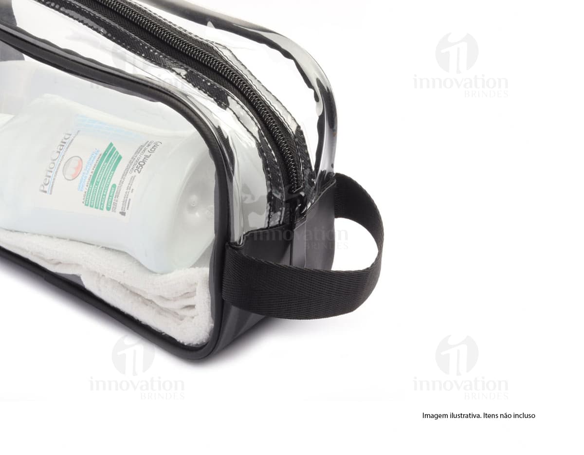 Necessaire preta feita de PVC com zíper, ideal para armazenar objetos como óculos de sol, dinheiro, medicamentos e outros itens de cuidados pessoais.