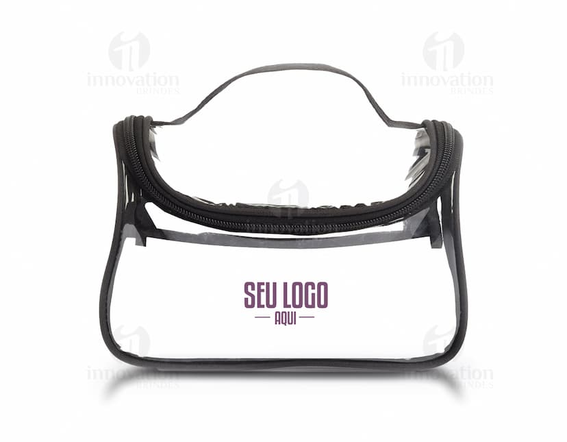Nécessaire preto elegante com design moderno e símbolo fashion. Ideal para guardar seus itens com estilo e praticidade. Acessório de alta qualidade em couro, perfeito para o dia a dia. Adquira já o seu e esteja sempre preparado com muito charme!