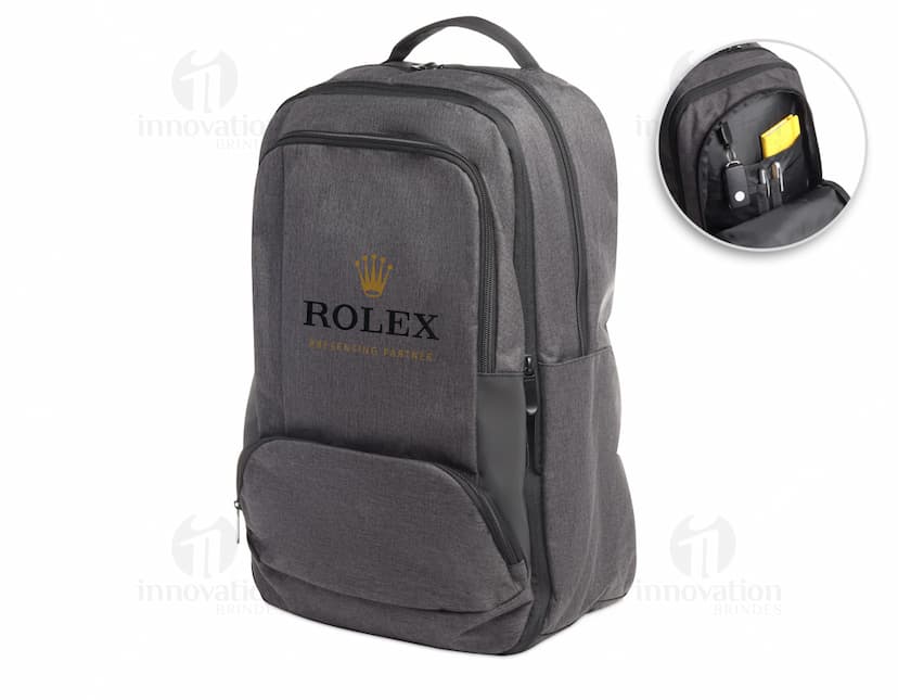 Mochila para notebook em couro preto de luxo, perfeita para viagens de negócios e lazer. Elegante e moderna, com compartimento seguro e alças confortáveis. Ideal para quem busca estilo e praticidade. Compre a sua agora!