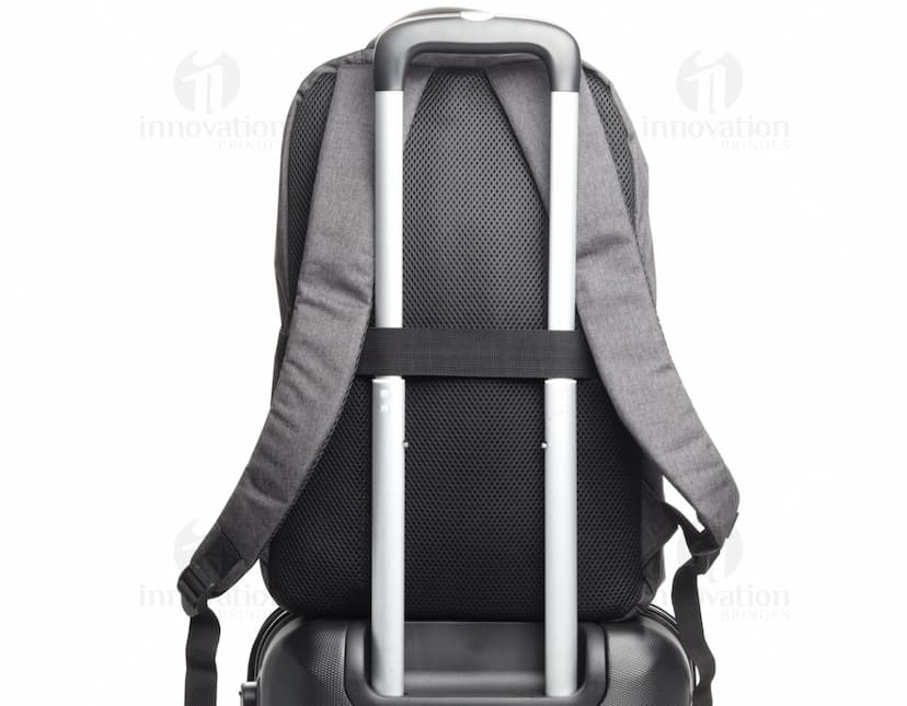 Mochila para notebook em couro preto - ideal para viagens a negócios, com estilo moderno e elegante. Com fechamento em zíper, alça resistente e espaçoso compartimento interno. Perfeita para guardar seu equipamento com segurança. Adquira já a sua!