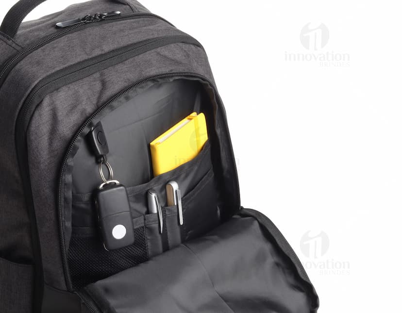 Mochila para notebook preta em couro sintético de luxo, perfeita para viagens a negócios. Com zíper moderno, alça confortável e espaço para seus acessórios. Adquira já a sua e leve elegância e praticidade para todos os lugares!