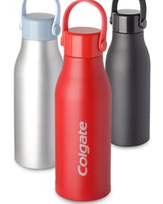 Garrafa de alumínio 550ml: a solução perfeita para se manter hidratado durante todo o dia. Feita de material resistente, ideal para água ou outras bebidas. Design moderno e prático, com tampa segura e fácil de limpar. Adquira já a sua!