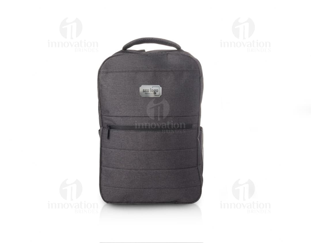 Mochila refinada para notebook em couro marrom, ideal para negócios e viagens. Moderna, elegante e espaçosa, com
