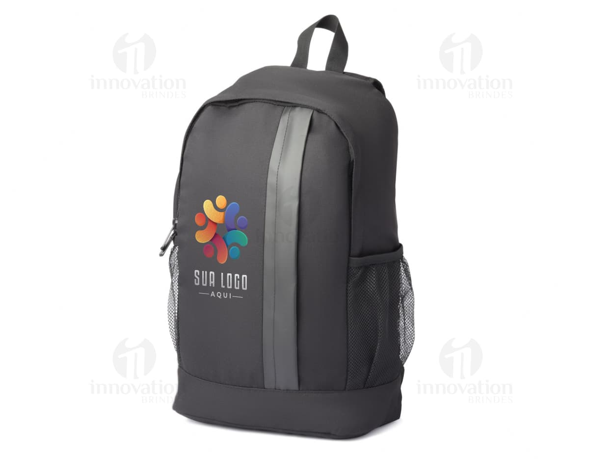 Mochila moderna em couro preto para viagens de negócios. Fabricada com materiais de alta qualidade, possui alça confortável e fecho em zíper. Ideal para armazenar seus pertences com estilo e elegância. Perfeita para homens de negócios que buscam praticidade e sofisticação em suas jornadas. Adquira já a sua!