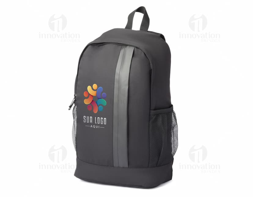 Mochila moderna em couro preto para viagens de negócios. Fabricada com materiais de alta qualidade, possui alça confortável e fecho em zíper. Ideal para armazenar seus pertences com estilo e elegância. Perfeita para homens de negócios que buscam praticidade e sofisticação em suas jornadas. Adquira já a sua!