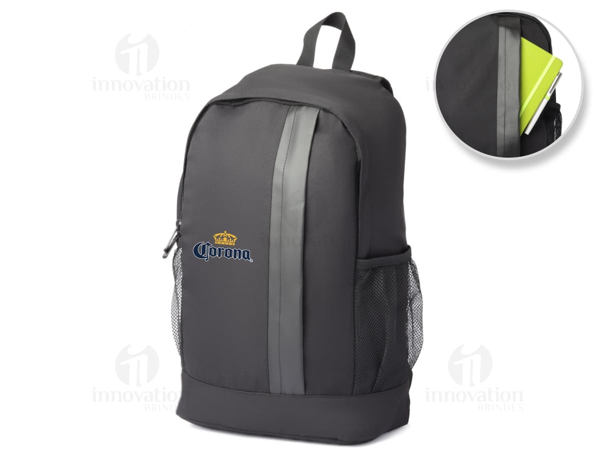 Mochila de couro preta para viagem e negócios. Moderna, resistente e elegante, perfeita para quem busca estilo e praticidade em suas jornadas. Com zíper e alça confortável, é ideal para armazenar seus pertences com segurança. Adquira já a sua!