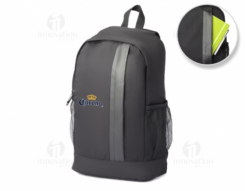 Mochila de couro preta para viagem e negócios. Moderna, resistente e elegante, perfeita para quem busca estilo e praticidade em suas jornadas. Com zíper e alça confortável, é ideal para armazenar seus pertences com segurança. Adquira já a sua!