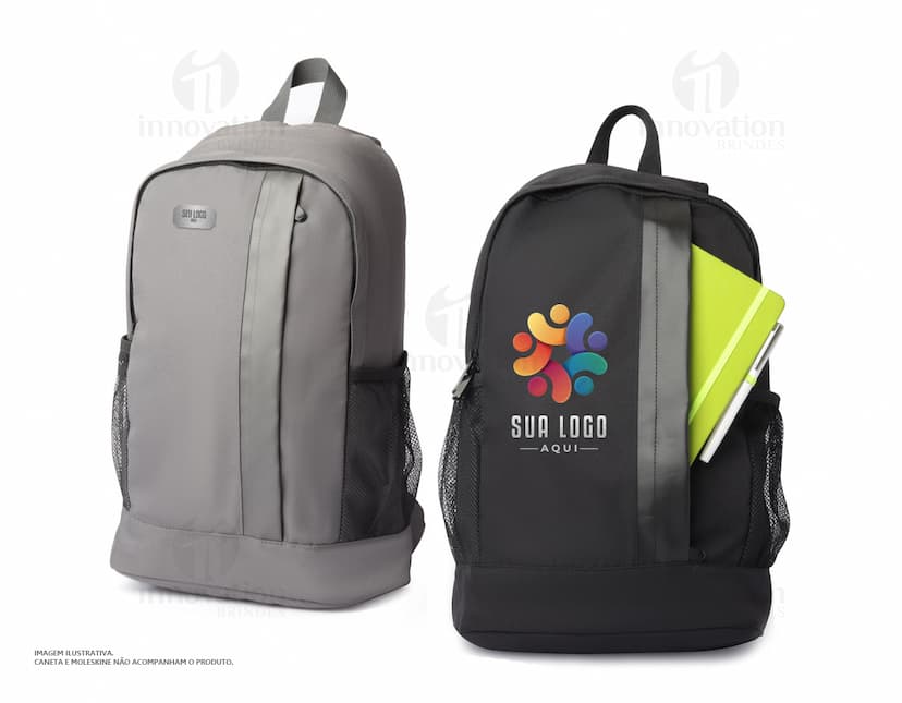 Mochila preta de couro moderna para negócios e viagens. Elegante e prática, ideal para quem busca luxo e funcionalidade em uma única peça. Com alça de mão, zíper e bolsos para armazenamento. Perfeita para viagens a trabalho ou passeios. Adquira já a sua!