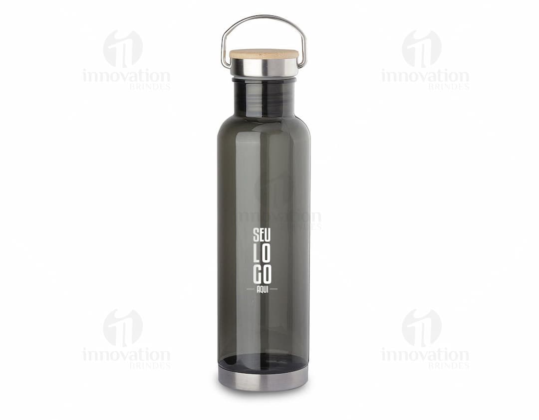 Garrafa plástica de 750ml em um fundo branco. A garrafa é transparente e possui tampa.