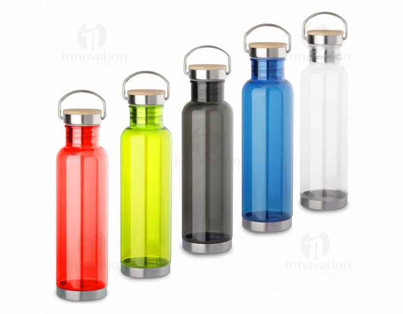 Garrafa plástica de 750ml em um fundo branco. A garrafa é transparente e possui tampa.