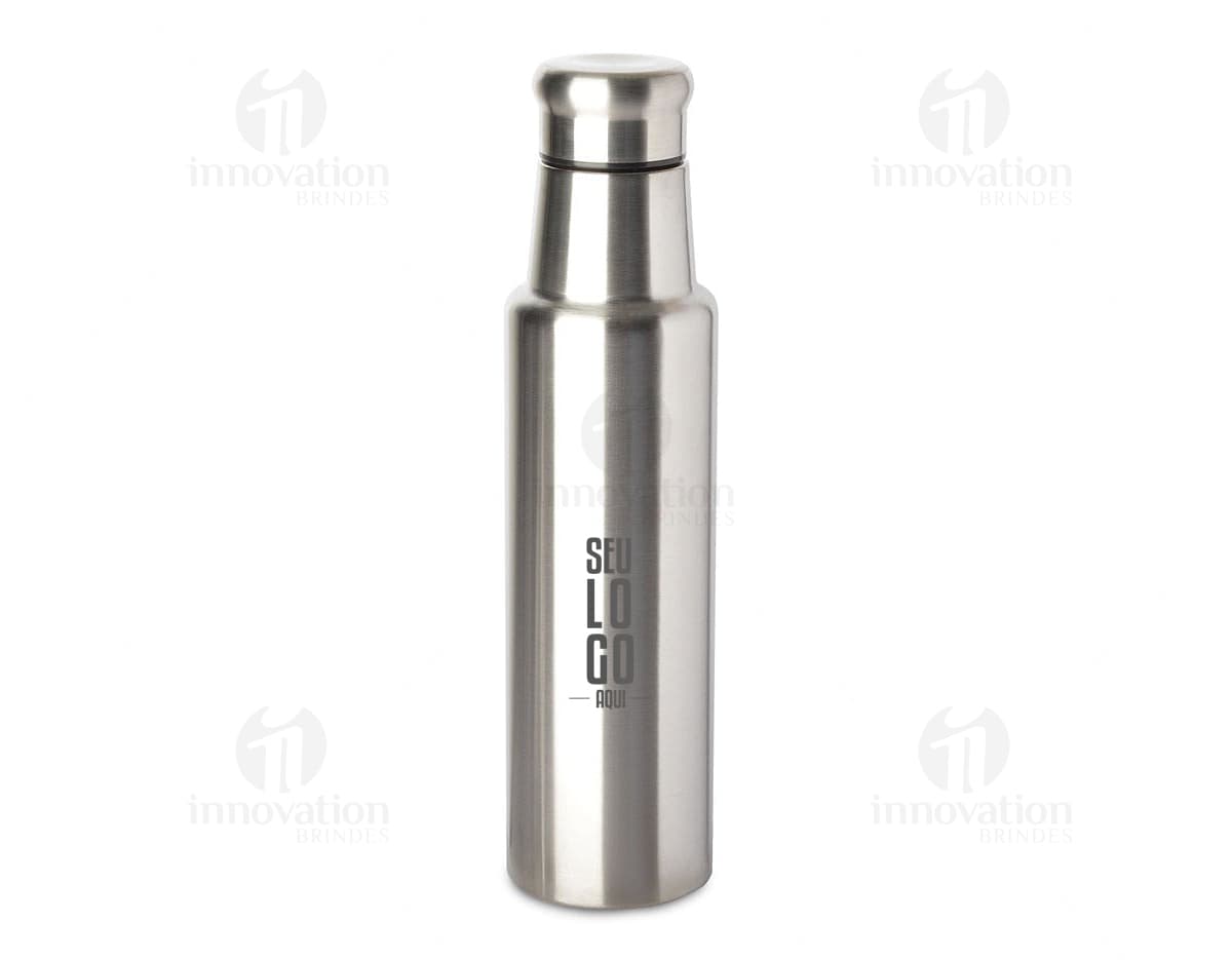 Garrafa de aço inoxidável de 1 litro contendo líquido. O recipiente possui um design limpo e elegante, feito de metal prateado e plástico. Não há ninguém na imagem, apenas a garrafa brilhante refletindo a luz. O produto é moderno e possui tampa, sendo ideal para armazenar bebidas ou produtos de higiene.
