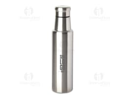 Garrafa de aço inoxidável de 1 litro contendo líquido. O recipiente possui um design limpo e elegante, feito de metal
