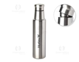 Garrafa de aço inoxidável de 1 litro contendo líquido. O recipiente possui um design limpo e elegante, feito de metal