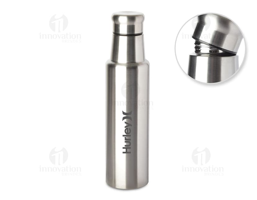 Garrafa de aço inoxidável de 1 litro contendo líquido. O recipiente possui um design limpo e elegante, feito de metal prateado e plástico. Não há ninguém na imagem, apenas a garrafa brilhante refletindo a luz. O produto é moderno e possui tampa, sendo ideal para armazenar bebidas ou produtos de higiene.
