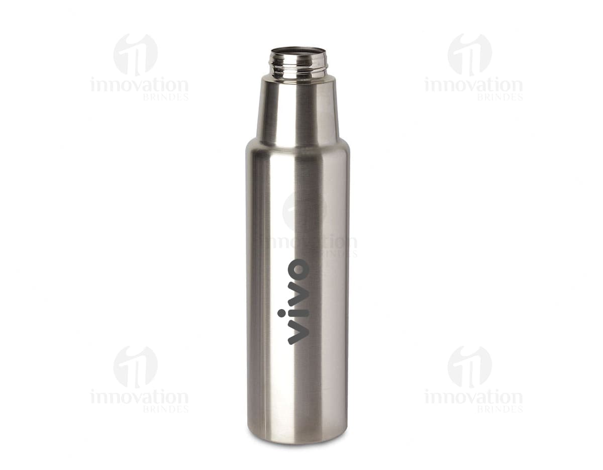 Garrafa de aço inoxidável de 1 litro contendo líquido. O recipiente possui um design limpo e elegante, feito de metal prateado e plástico. Não há ninguém na imagem, apenas a garrafa brilhante refletindo a luz. O produto é moderno e possui tampa, sendo ideal para armazenar bebidas ou produtos de higiene.