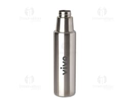 Garrafa de aço inoxidável de 1 litro contendo líquido. O recipiente possui um design limpo e elegante, feito de metal