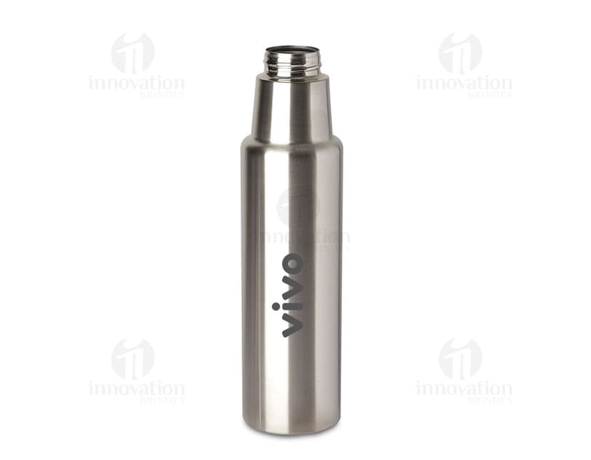 Garrafa de aço inoxidável de 1 litro contendo líquido. O recipiente possui um design limpo e elegante, feito de metal prateado e plástico. Não há ninguém na imagem, apenas a garrafa brilhante refletindo a luz. O produto é moderno e possui tampa, sendo ideal para armazenar bebidas ou produtos de higiene.