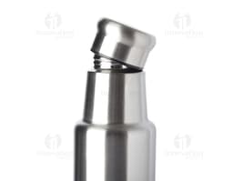Garrafa de aço inoxidável de 1 litro contendo líquido. O recipiente possui um design limpo e elegante, feito de metal